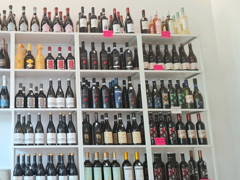 Selezione di vini bianchi e rosati per il vino sfuso a Brescia