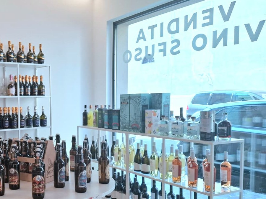 Banco per la vendita di vino sfuso a Brescia