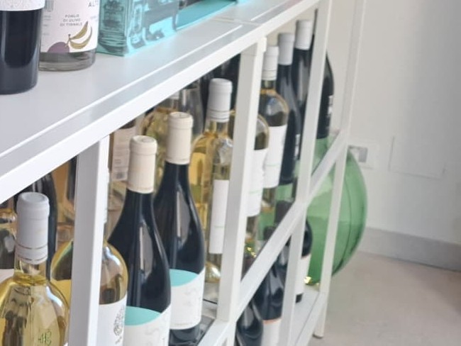 Bottiglie e damigiana pronte per il vino sfuso a Brescia